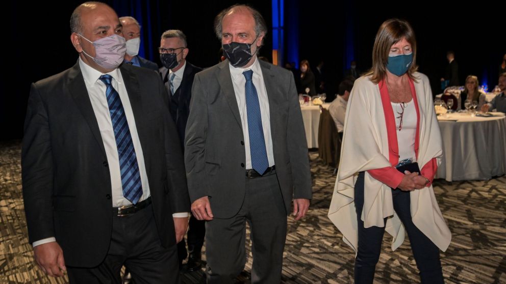 El presidente del Banco Nación, Eduardo Hecker, junto a Manzur y la gerenta general del banco, María Barros