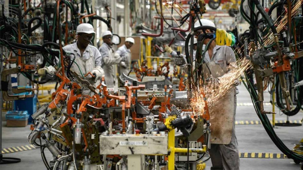 Las fábricas enfrentan escasez de insumos debido a distintos factores