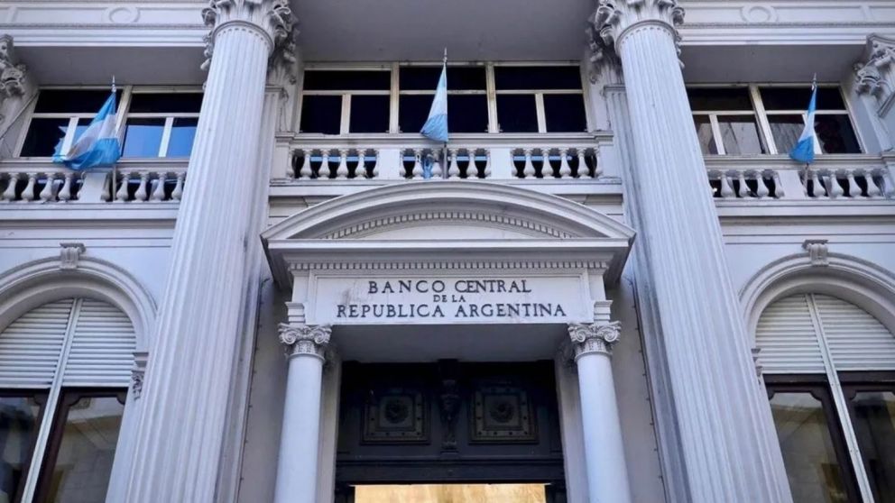 Dólar: el BCRA prorrogó una de las normas clave del cepo