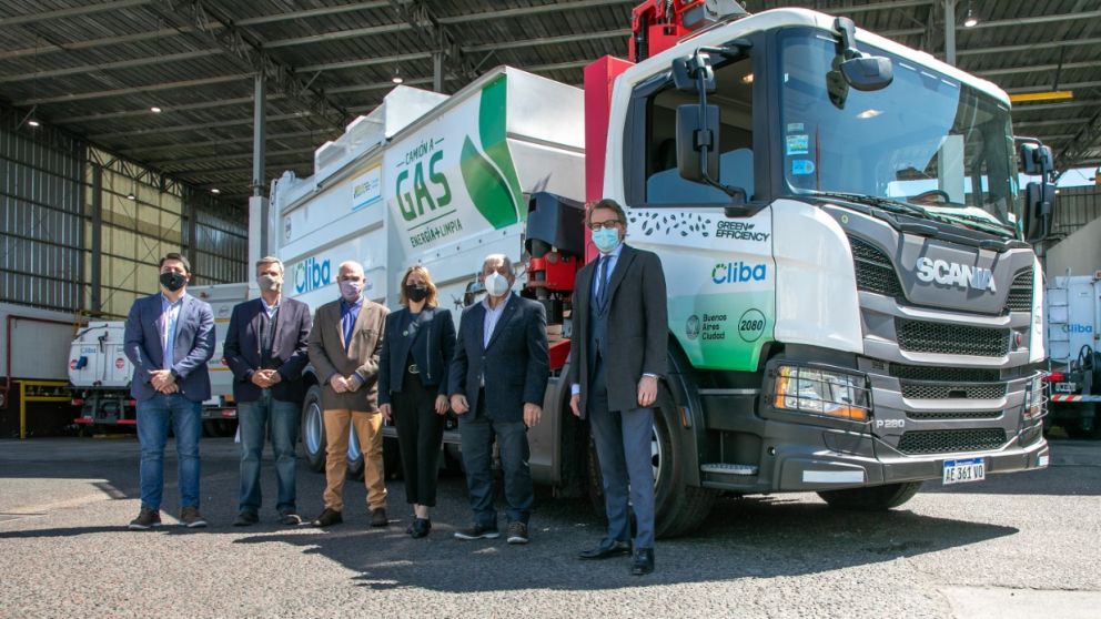 La ministra de Espacio Público, Clara Muzzio; junto al embajador de Suecia, Anders Carlsson; Hector Carminatti (Roggio), Guillermo Virano (Cliba) y Fernando Ríos (Scania)