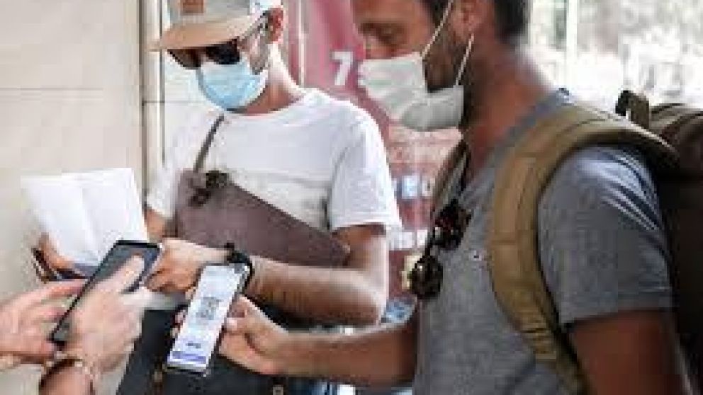 El pasaporte sanitario es obligatorio en lugares que congreguen a más de 50 personas, y en bares, restaurantes, hospitales y transportes