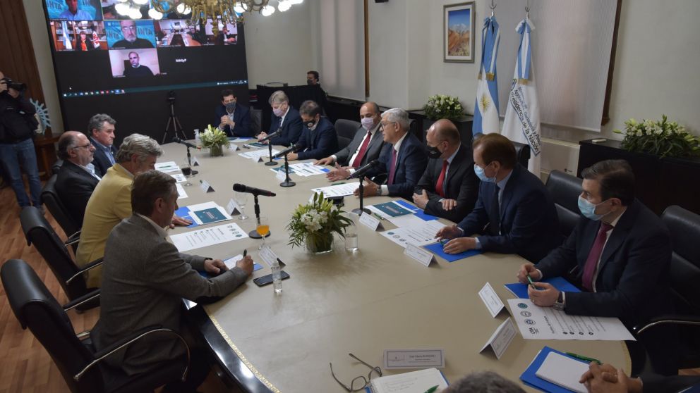 Dominguez, flanqueado por el Gabinete nacional y gobernadores, junto a la Mesa de Enlace