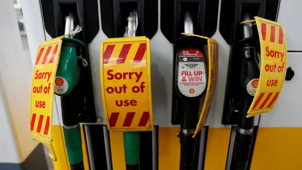 Sin combustible, las estaciones de servicio se llenaron de británicos asustados
