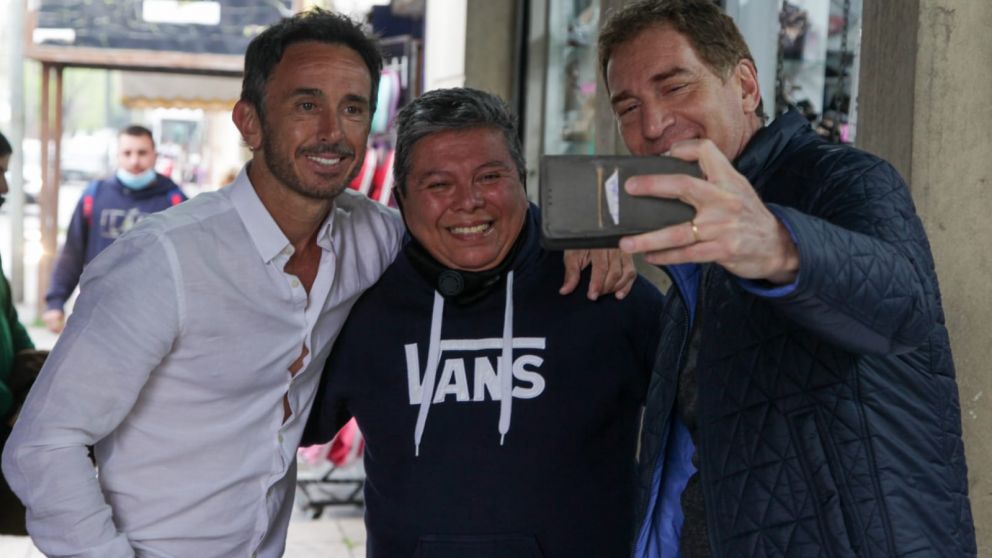 Neuspiller y Santilli y las selfies con vecinos de Pilar