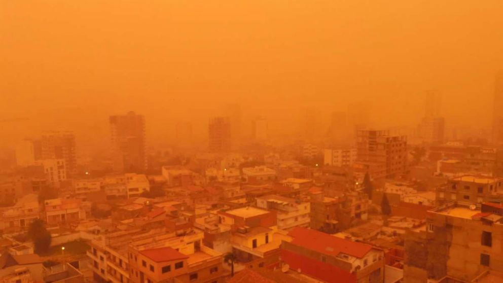 Las rafagas de arena y polvo cubrieron por completo a los edificios y casas de las zonas afectadas