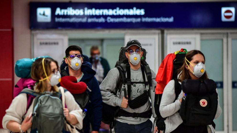 El Gobierno no descarta que se pueda ampliar el cupo diario de viajeros que arriben por vía aérea