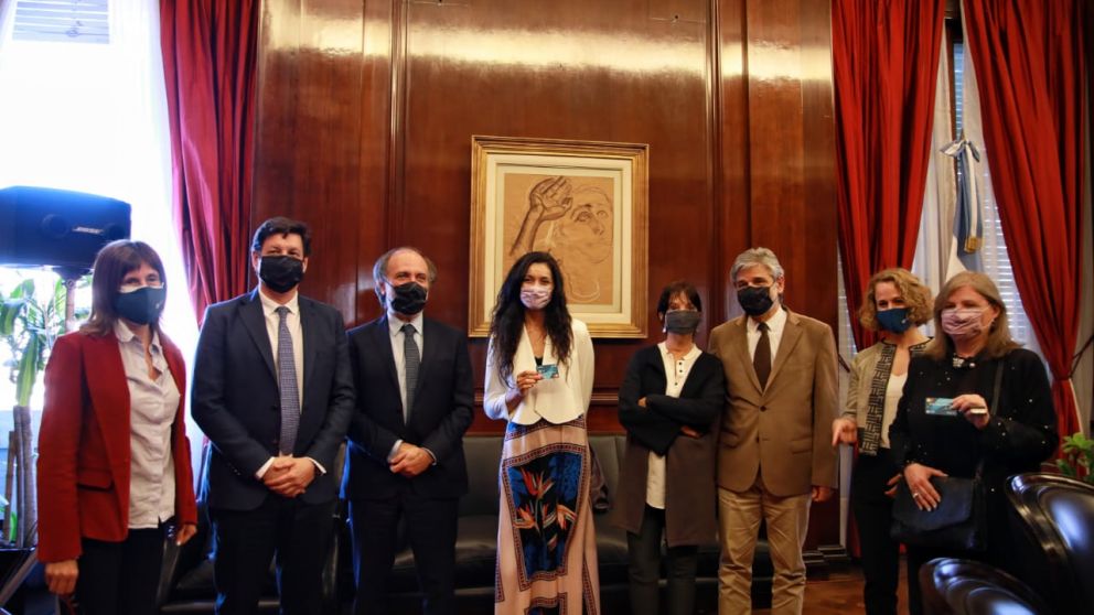 Tarjeta de Banco Nación para comprar insumos en dólares sin pagar impuestos ni percepciones