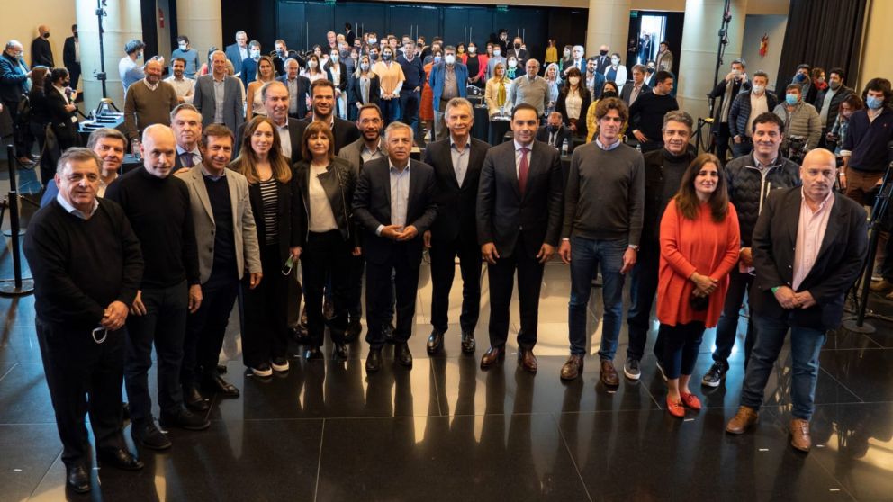 La "foto de familia" de Juntos por el Cambio, con su Mesa Nacional en primer plano y los candidatos ganadores detrás