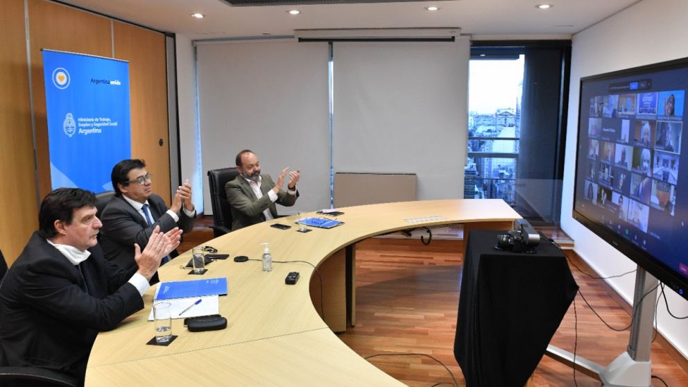 La satisfacci�n del ministro Moroni y sus colaboradores al sellar el acuerdo