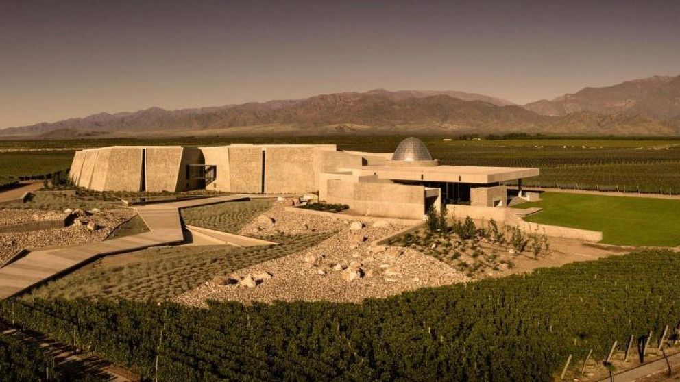 La bodega ganadora ofrece a los visitantes a las instalaciones y sus viñedos, catas y un restaurante con vistas a la montaña.