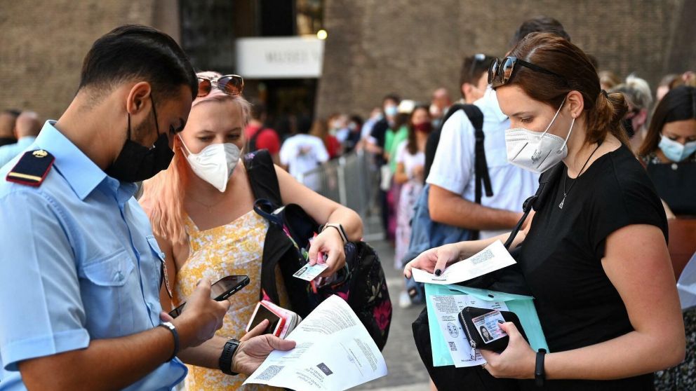 Se acelera el ritmo de vacunación en Italia por la obligatoriedad del pase sanitario para trabajadores