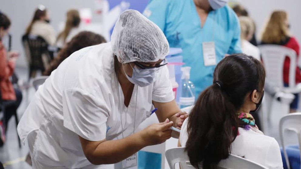 Los expertos consideran que combinar dosis diferentes puede potenciar la eficacia de las vacunas
