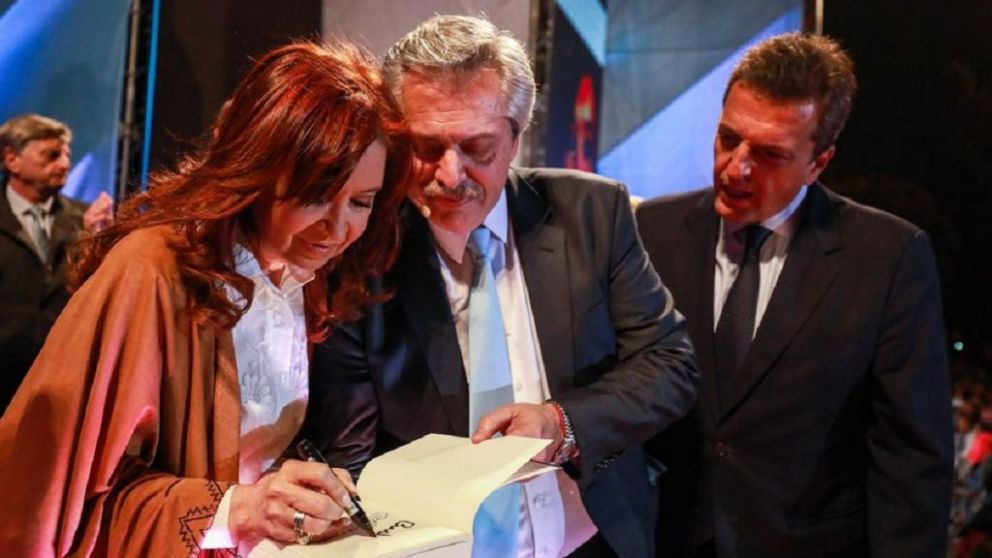 Massa calla y ordena silencio a su tropa, mientras intenta mediar en el conflicto