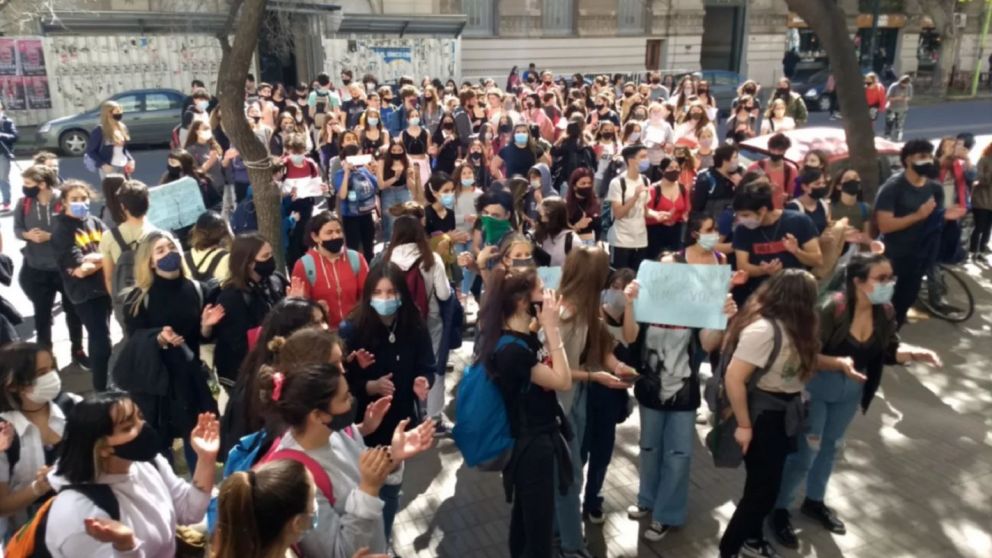 Alumnos de Bah�a Blanca piden asueto por la Semana del Estudiante