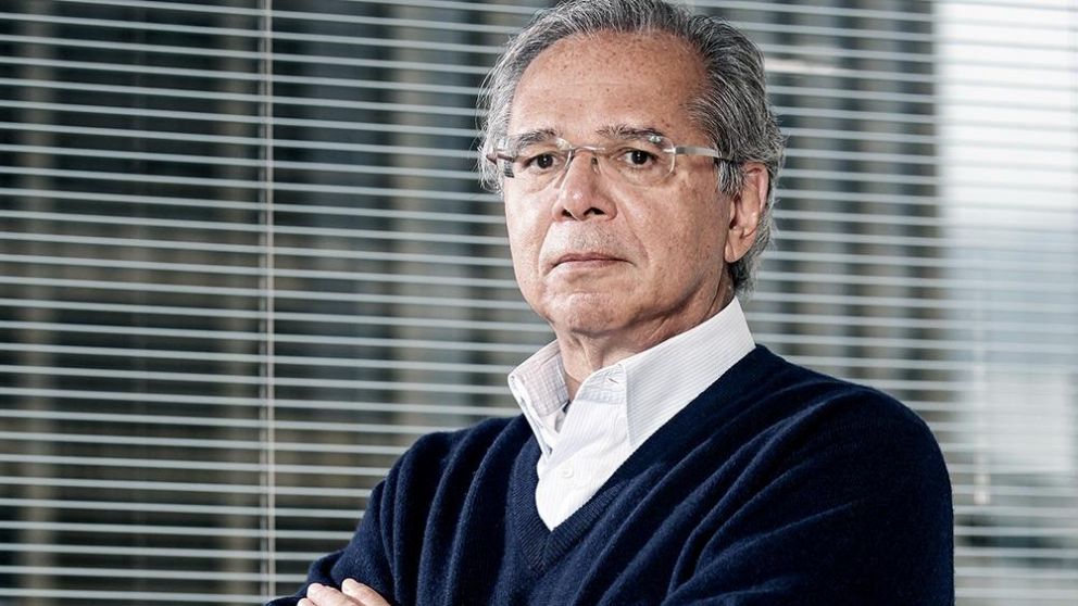 "Este dólar tendría que estar descendiendo en serio, pero el barullo político no lo deja descender", declaró Guedes