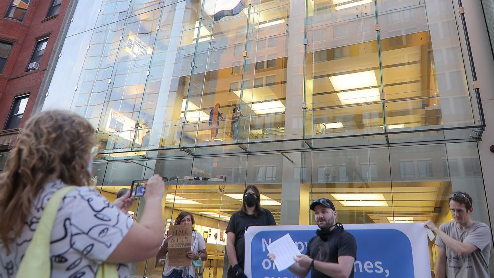 Manifestaciones frente a las tiendas de Apple
