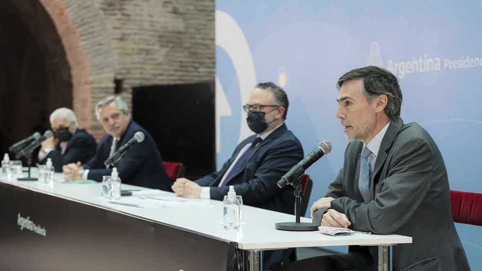 El Presidente realizó el anuncio junto a empresarios y sindicalistas