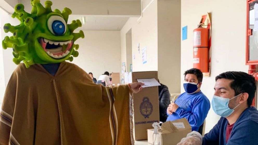 Fue a votar disfrazado de Coronavirus