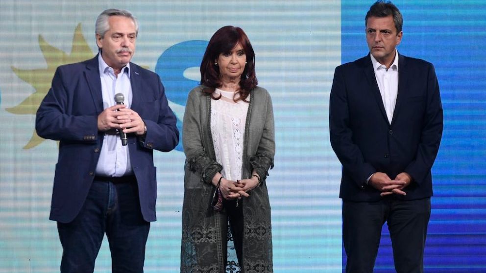 Fernández reconoció la derrota, felicitó a la oposición y dijo que en noviembre "vamos a dar vuelta la elección"