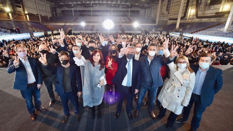 Alberto y Cristina compartieron el escenario con los principales precandidatos, los gobernadores presentes, M�ximo Kirchner y Sergio Massa