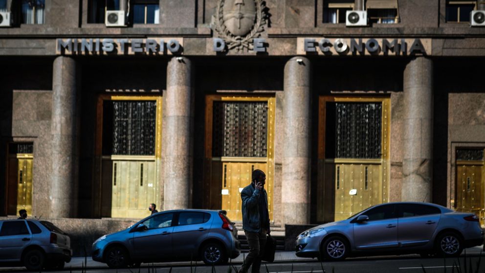 A cuatro días de las PASO, el Tesoro logró colocar $100.000 millones