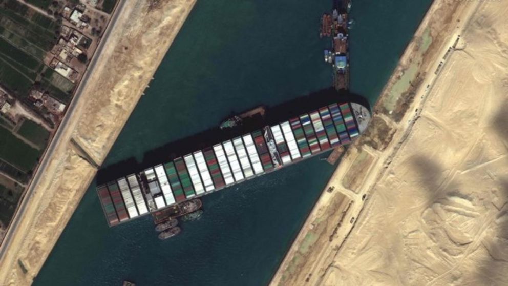 Un nuevo barco atascado en el Canal de Suez
