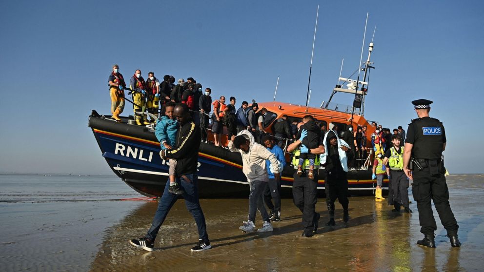 El lunes, un récord de 785 personas llegaron al Reino Unido en 27 embarcaciones