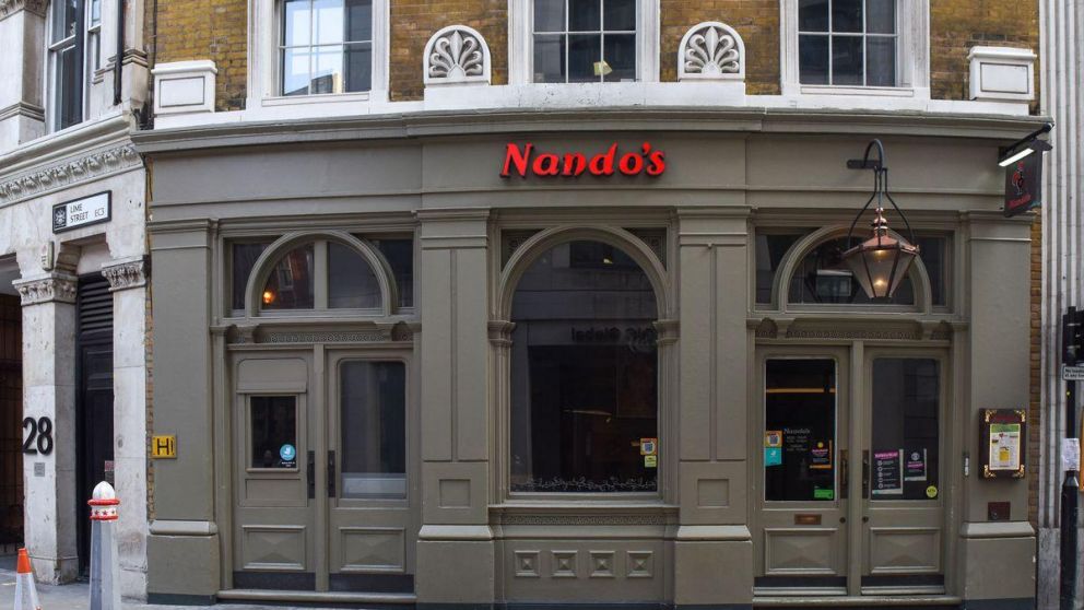 La cadena de comida rápida Nando's debió cerrar varios de sus restaurantes por falta de pollo