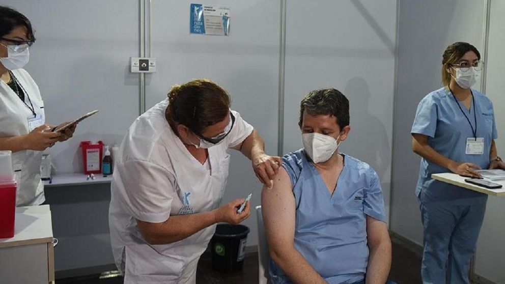 Tercera dosis: Tucumán planea vacunar al personal de salud con un refuerzo