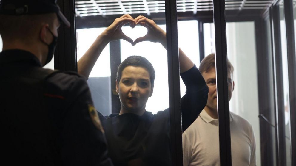 Kolesnikova junto a su abogado Maxim Znak en momentos previos a la condena