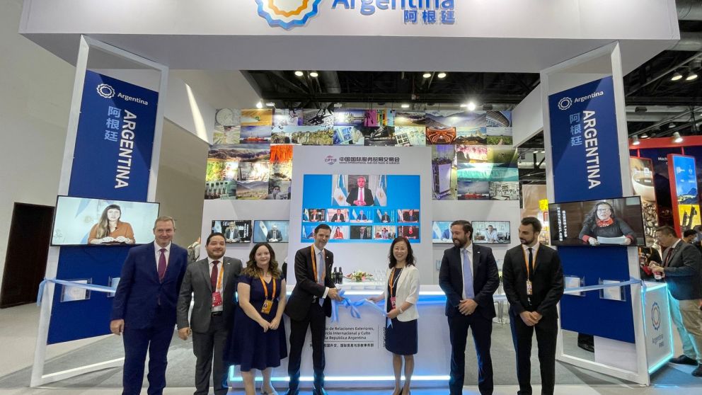El embajador argentino en China, Sabino Vaca Narvaja, participó de la inauguración del stand