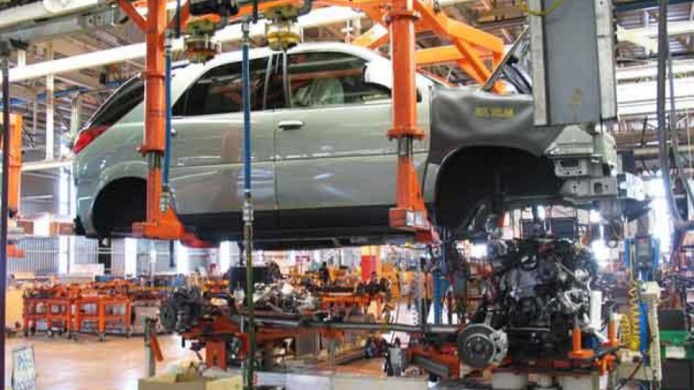 Sector automotor y construcción traccionan caída de la industria
