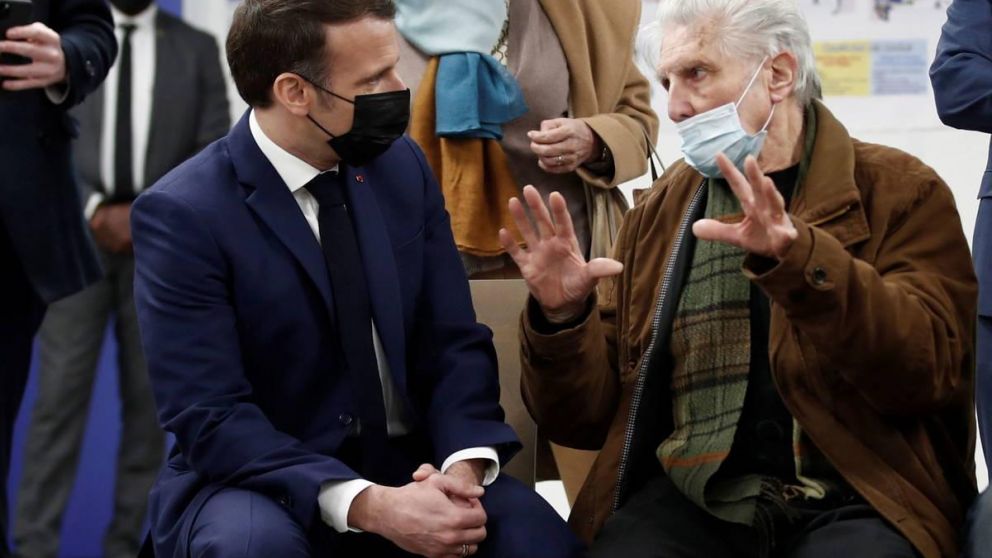 La obligatoriedad del pasaporte sanitario mejoró el nivel de aceptación de Macron en la mayor parte de la sociedad