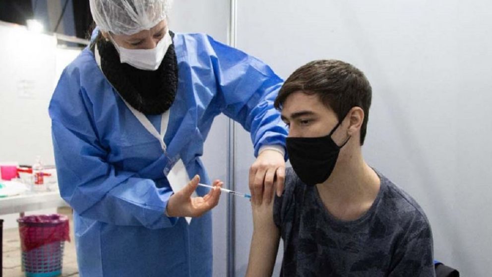 Segunda dosis: los adolescentes vacunados con Moderna comenzarán a recibir el turno esta semana