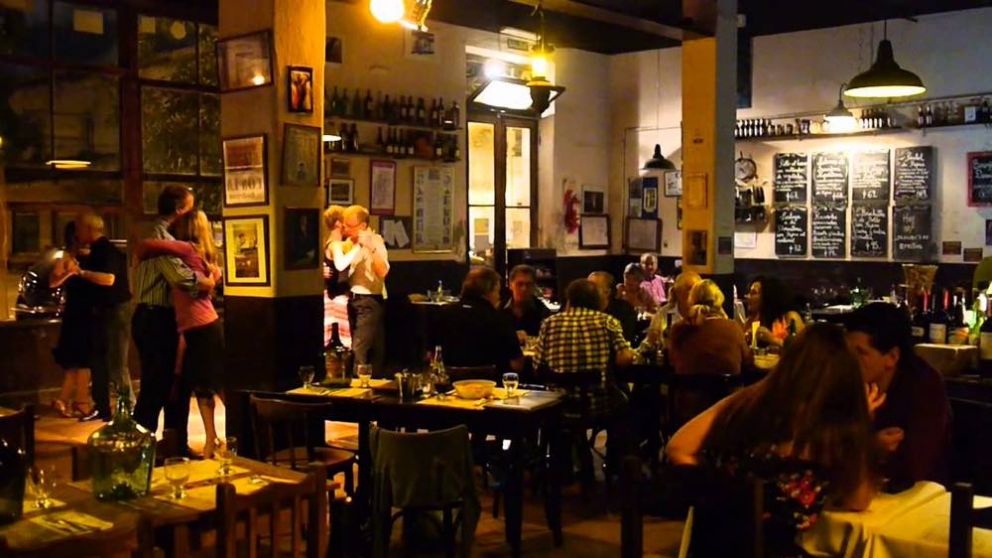 Vuelven las noches tangueras al barrio porteño de Barracas