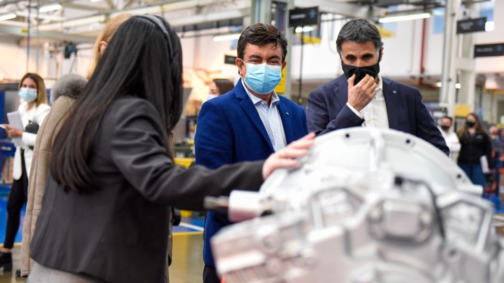 Espinoza visitó la planta de producción de Mercedes Benz