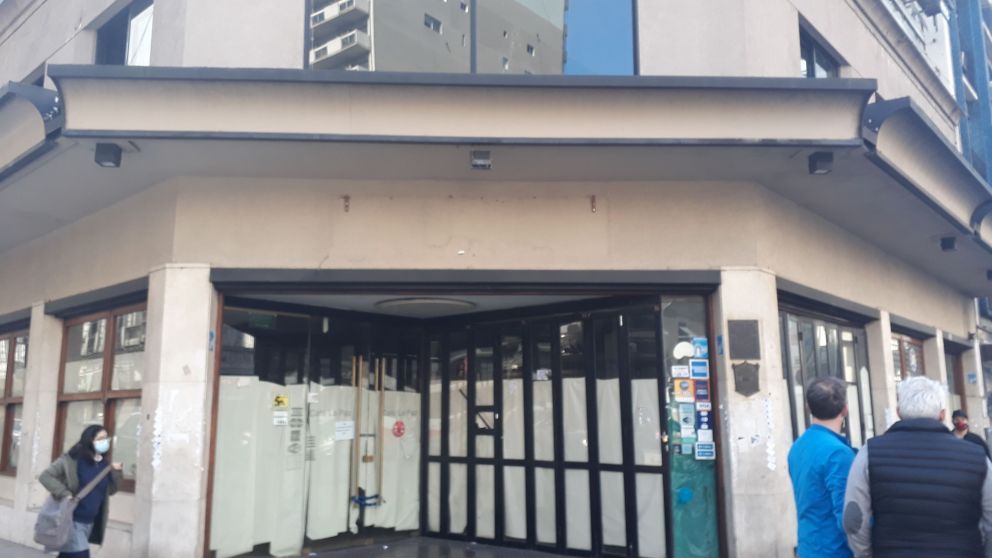 Adi�s al bar La Paz