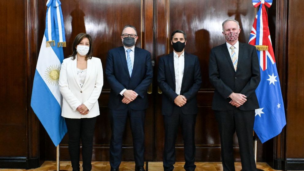 El ministro de Desarrollo Productivo, Matías Kulfas, firmó el acuerdo con la empresa australianaes (FFI) para la region Latinoamérica, Agustín Pichot