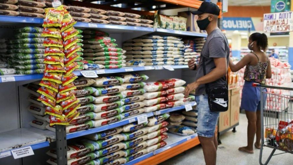 La previsión del alza de precios de los principales operadores financieros de Brasil supera a la oficial