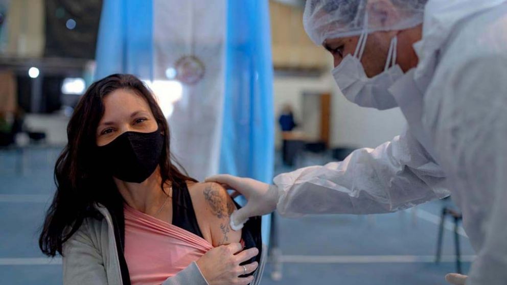El 60% de la poblaci�n del pa�s recibi� al menos una dosis de la vacuna contra el coronavirus (covid-19)