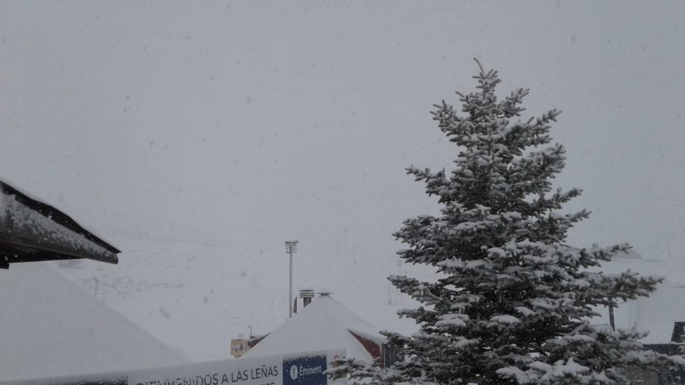 Fuerte caída de nieve en Las Leñas, Mendoza, tras el paso del Zonda