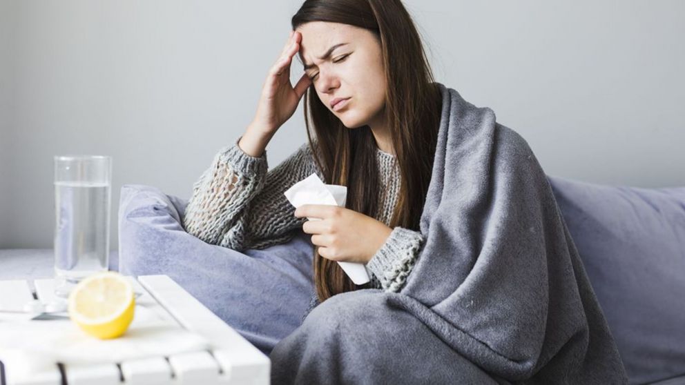 Los estornudos se presentan tanto con las alergias como con el contagio de la variante delta