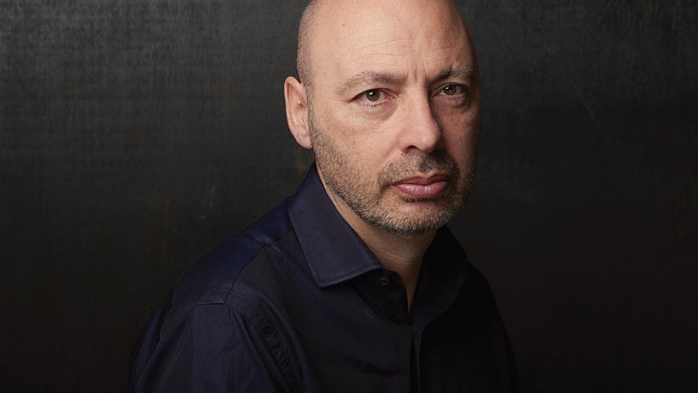 El autor es periodista y escritor y aborda y dice que el secreto es apartarse del rigo de la coyuntura