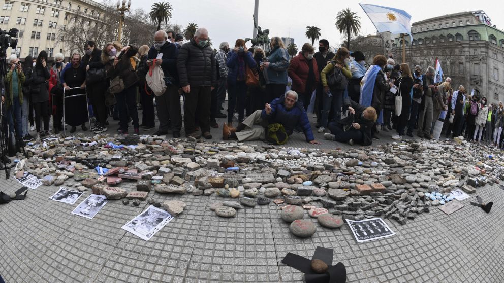La "marcha de las piedras" en la Plaza de Mayo