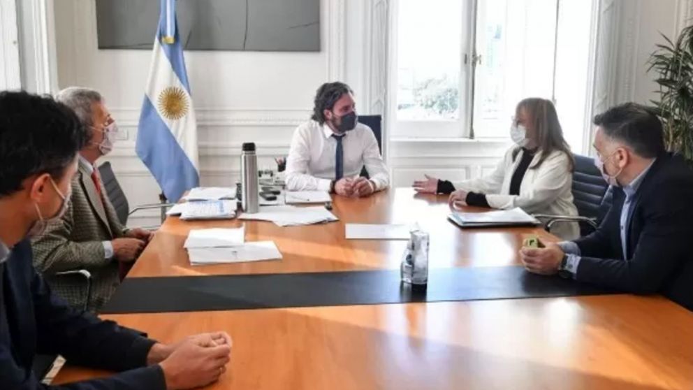 Alicia Kirchner y Santiago Cafiero firmaron convenio para sumar 1.357 kil�metros de fibra �ptica en Santa Cruz