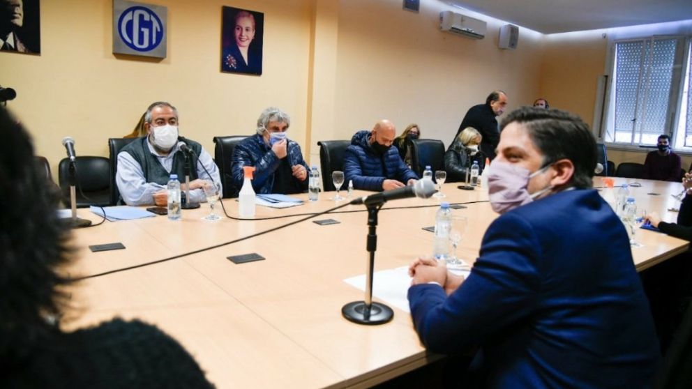 Sonrisas con barbijo, el ministro Trotta de visita en la CGT