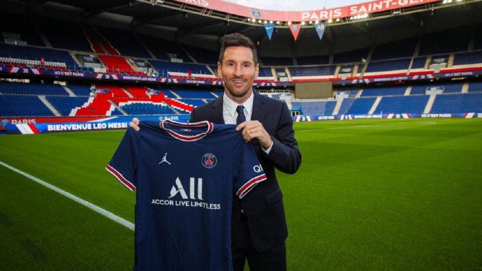 Messi posó con la camiseta del PSG en el Parque de los Príncipes