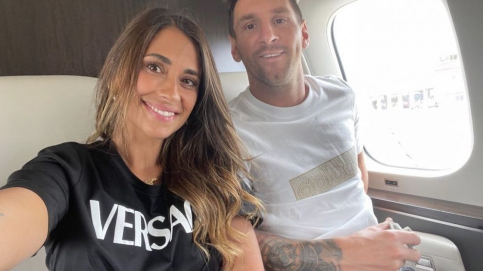 Lionel Messi y Antonela Roccuzzo en el avión rumbo a París