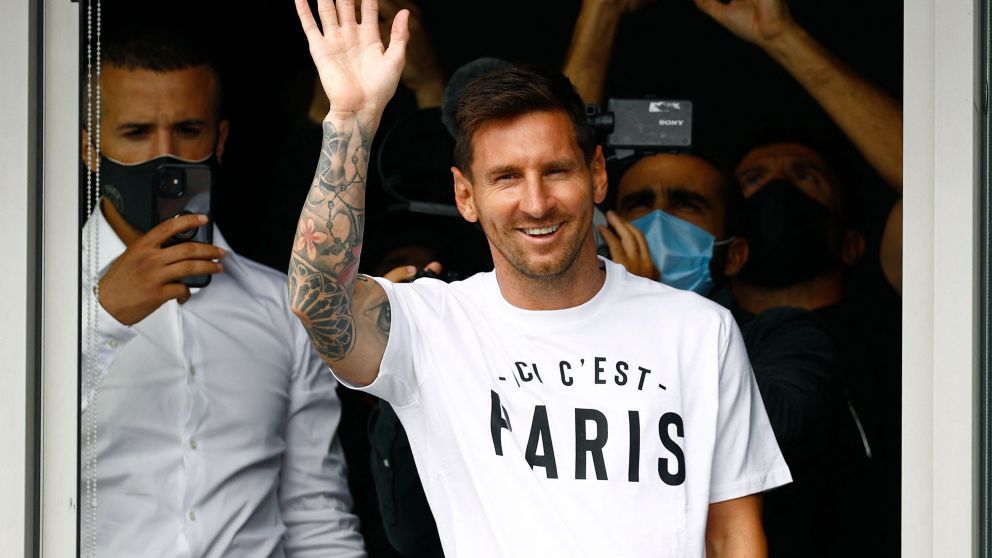 Messi saluda a los hinchas en el Parque de los Príncipes de París