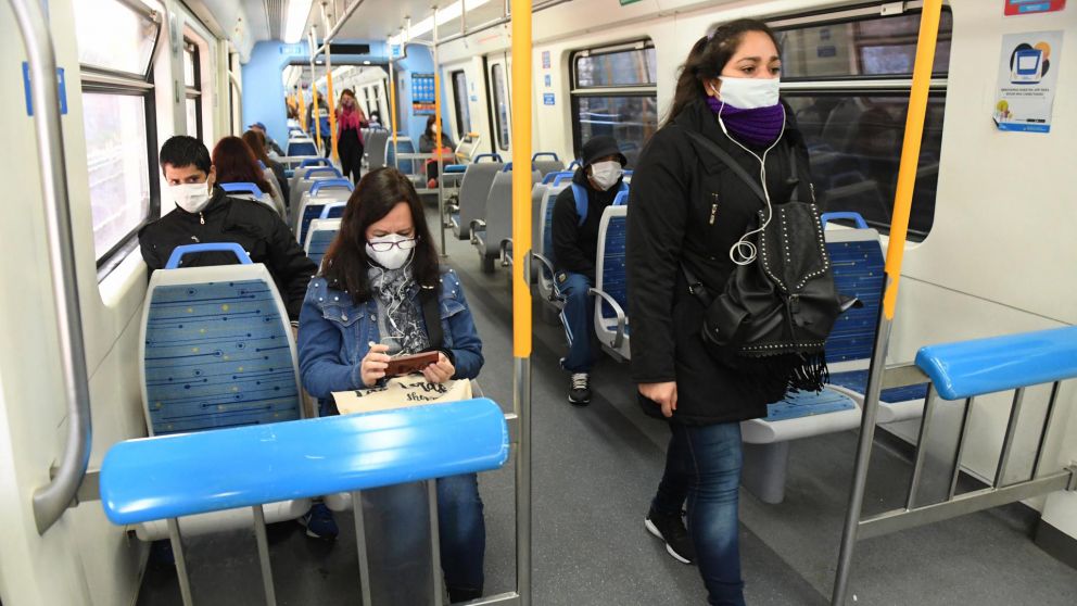 Los trenes podrán tener hasta cuatro personas paradas por metro cuadrado